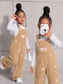 SHEIN 女童燈芯絨吊帶連身褲，四季新款，可愛設計，卡其色配前口袋，粉色與白色愛心刺繡，寬鬆直筒版型，柔軟舒適，適合上學、通勤與日常穿著 - 卡其色 - 查看 8