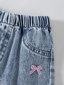SHEIN 女童牛仔長褲，四季新款，可愛趣味復古牛仔女郎淺藍色，彈性腰頭，粉色蝴蝶結刺繡，雪洗，直筒寬腿 - 淺色水洗藍 - 查看 5