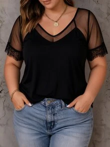 SHEIN CURVE+ تي شيرت مقاس كبير بياقة على شكل حرف V مع لوحة شبكية، حافة دانتيل رموش، أكمام قصيرة، تصميم قطعتين وهمي، للنساء الناضجات - الأسود - مشاهدة 3