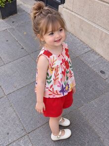 SHEIN Babygirl 2件組夏季白色無袖圓領上衣與紅色短褲套裝，可愛花卉印花梭織布料寬鬆版型，適合度假、派對、日常穿著 - 紅色 - 查看 9