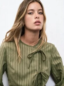 Nöista Jaket Ringan dengan Detail Piping Kontras dan Tali Pengikat - Hijau Tentara - View 2