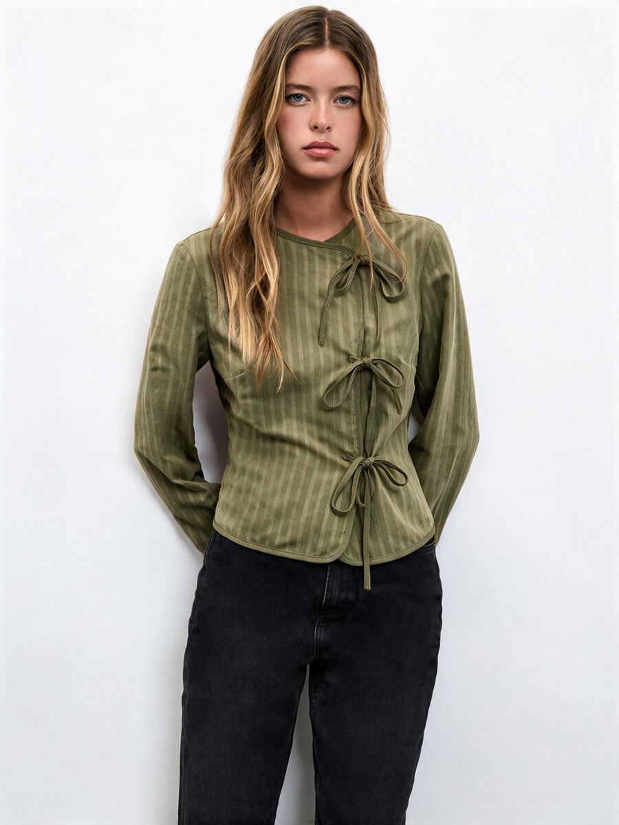 Nöista Jaket Ringan dengan Detail Piping Kontras dan Tali Pengikat - Hijau Tentara - View 1