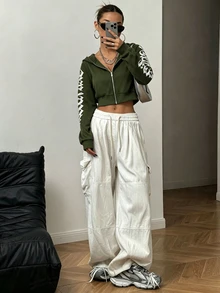 StreetHx 女款哥德體字體短版前拉鍊連帽衛衣，黑白色，秋冬街頭風，返校穿搭套頭衫，適合教師畢業季 - 軍綠色 - 查看 3