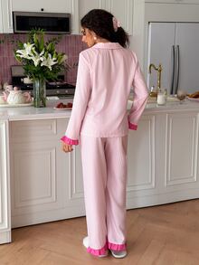 SweetSlumber Set Piyama Wanita Kasual untuk di Rumah: Celana Panjang Lengan Panjang Motif Garis-garis dengan Warna Kontras dan Hiasan Pita - MultiWarna - View 2