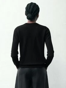 Maija 女款水鑽鈕扣圓領寬鬆落肩長袖上衣，春夏秋冬百搭，現代都市休閒時尚舒適款 - 黑色 - 查看 2