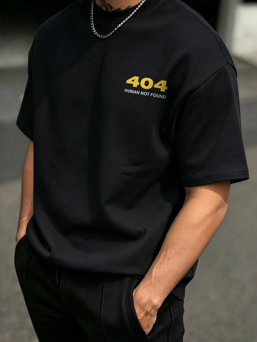 Manfinity Homme 男士大尺碼經典小標誌 403 印花修身 T 恤,適合日常穿著與聚會 - 黑色 - 查看 1