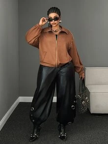 Maweii Jaket Suede Imitasi Lengan Panjang Ukuran Plus Elegan Gaya Streetwear dengan Dekorasi Rivet di Bahu, Resleting Depan, dan Hem Elastis - Coklat - View 5