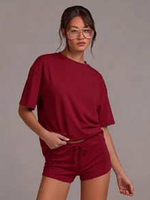 Athîral 女款圓領時尚圖案T恤與抽繩腰短褲居家休閒套裝 - 酒紅色 - 查看 4
