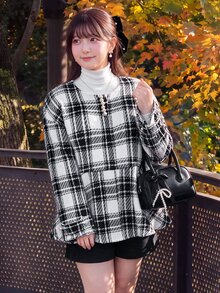 Bijouette 日系復古格紋大尺碼短款羊毛外套，極簡圓領配精緻珍珠鈕扣，寬鬆落肩長袖修飾手臂，荷葉邊收腰設計優化腰線，黑白格紋面料厚實柔軟，大尺碼版型包容身形，適合日常內搭層次穿搭，打造溫柔韓系造型，秋冬日常出遊 - 黑與白 - 查看 7