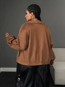 Maweii Jaket Suede Imitasi Lengan Panjang Ukuran Plus Elegan Gaya Streetwear dengan Dekorasi Rivet di Bahu, Resleting Depan, dan Hem Elastis - Coklat - View 2