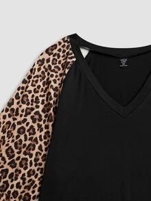 Linhara CURVE Plus Striped Print V Neck Tee Graphic Tees Women Tops - Black - View 4