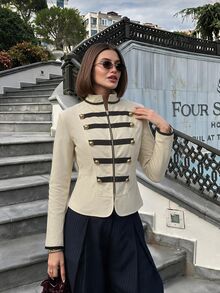 Lavishia Áo khoác nữ phong cách Napoleon cổ đứng phối màu vintage thanh lịch - Màu be - Xem 2