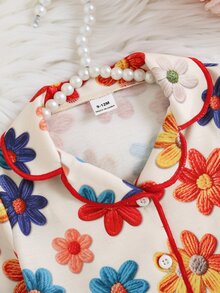 SHEIN 女嬰花卉印花2件式居家套裝，翻領開襟上衣搭配寬腿褲，滿版彩色花卉圖案，領口、袖口與下擺紅色荷葉邊飾，前襟鈕扣開合，易穿脫，柔軟親膚面料，寬鬆舒適版型，不限制女嬰活動，色彩鮮豔清新 - 彩色 - 查看 7