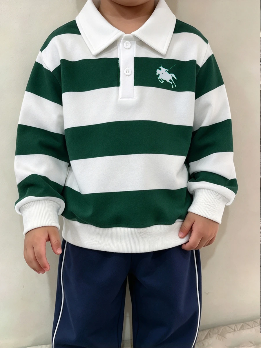 SHEIN Playful Pals 男童休閒條紋印花 Polo 領長袖衛衣,休閒學院風 Polo 衫,可愛設計半鈕扣長袖上衣,柔軟舒適面料,適合秋冬穿著,適合男童日常穿搭 - 綠色 - 查看 1