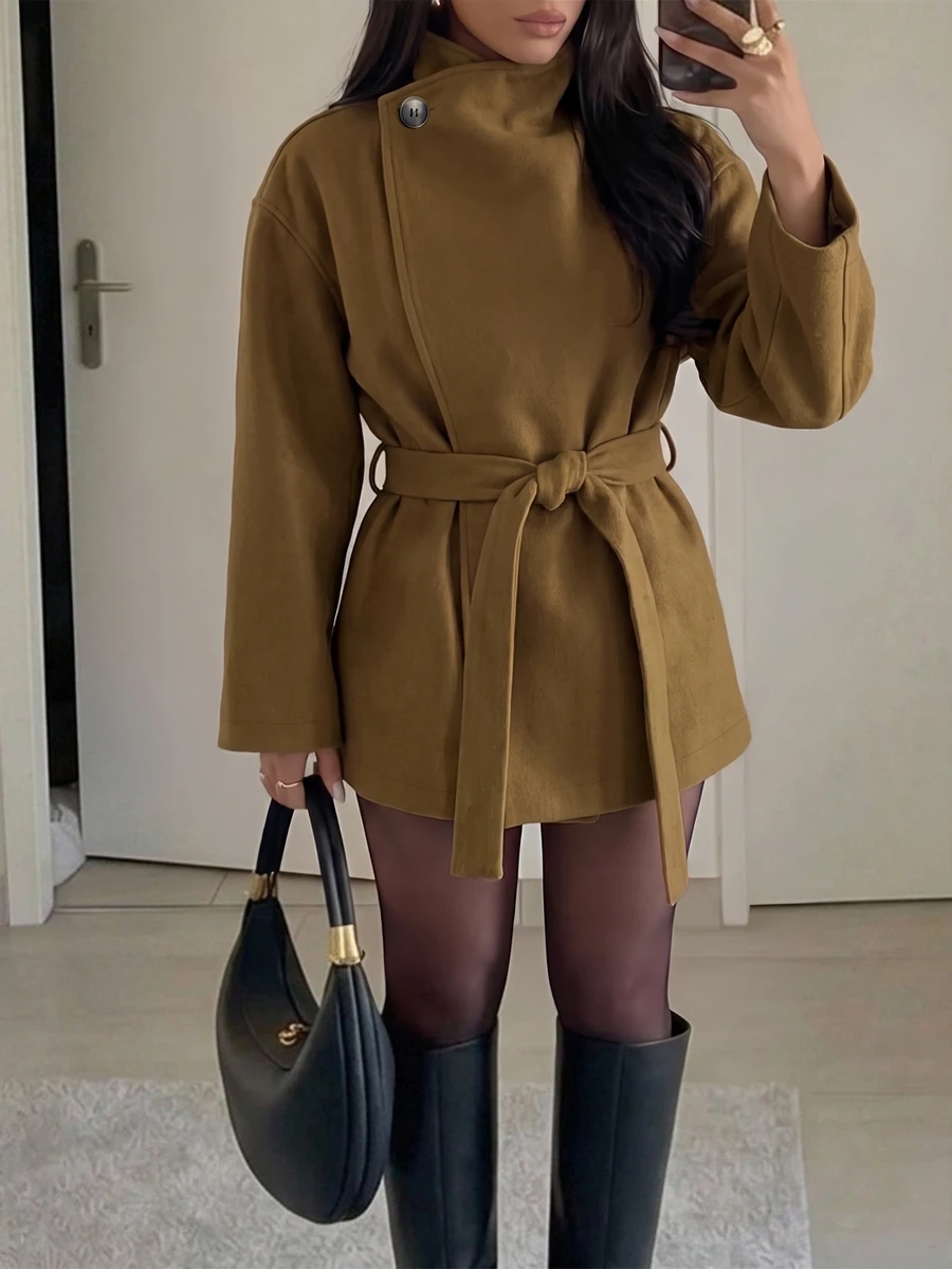 Aloruh 女款極簡通勤百搭梅紫色繫帶立領 2-in-1 收腰長袖短款大衣 - 駝色 - 查看 1