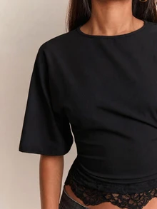SHEIN BAE 95%棉收腰蕾絲拼接女款T恤，休閒極簡日常百搭，約會出遊穿搭，女款秋季服飾，秋季穿搭，女款通勤穿搭，百搭上衣，出遊穿搭，機場穿搭 - 黑色 - 查看 6