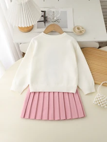 SHEIN 女童秋冬新款白色卡通重磅刺繡泰迪熊圓領落肩長袖針織毛衣 + 粉色可愛短百褶裙針織套裝，柔軟舒適面料，適合春秋單穿、冬季疊穿，適用於假期、出遊、聚會、觀光、購物、休閒穿著 - 粉色 - 查看 2