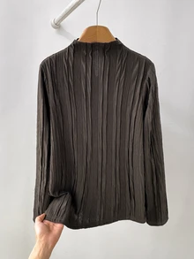 Rusticease Kaos Kasual Wanita Lengan Panjang Kerah Tegak Warna Polos dengan Tekstur - Coklat - View 1