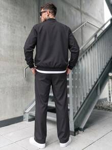 Manfinity CasualCool طقم جاكيت وبنطلون بطبعة هندسية وياقة بيسبول للرجال، إصدار العطلات للهالوين والكريسماس وليلة رأس السنة - الأسود - مشاهدة 2