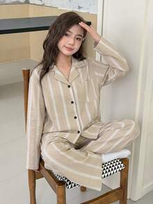 Dazy Kids 女孩極簡翻領短袖寬鬆上衣與休閒直筒條紋長褲兩件套家居服 (大號) - 卡其色 - 查看 3