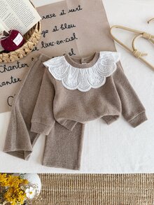 SHEIN Playful Pals 女嬰秋冬淺卡其色針織套裝，白色蕾絲大領長袖上衣搭配同色長褲，柔軟親膚面料，適合室內/戶外日常穿著、週末出遊等 - 杏色 - 查看 3