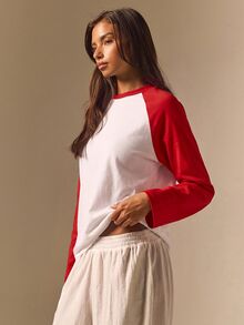 Athîral 女款寬鬆白色紅配色拼色圓領插肩袖長袖休閒T恤，返校、假期、外出上衣，秋季，插肩袖T恤，棒球T - 紅色 - 查看 5