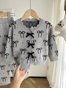 SHEIN 少女針織套裝 2 件組，圓領開襟衫配提花蝴蝶結設計，精緻重工 + 針織長褲，舒適柔軟粉色甜美休閒優雅簡約女款日常穿搭，適合秋冬旅行出遊派對戶外 - 灰色 - 查看 4