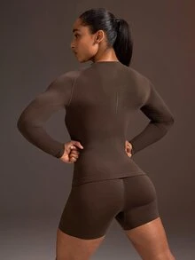 Powerista طقم نسائي من قطعتين تي شيرت بني بدون خياطة بأكمام طويلة وشورت - بني - مشاهدة 2