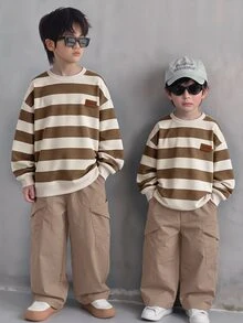 SHEIN Little Byeori 2件組男童休閒百搭寬鬆圓領條紋衛衣與卡其色工裝褲套裝，適合秋冬、學校、家庭聚會、度假、派對，男孩套裝 - 彩色 - 查看 1