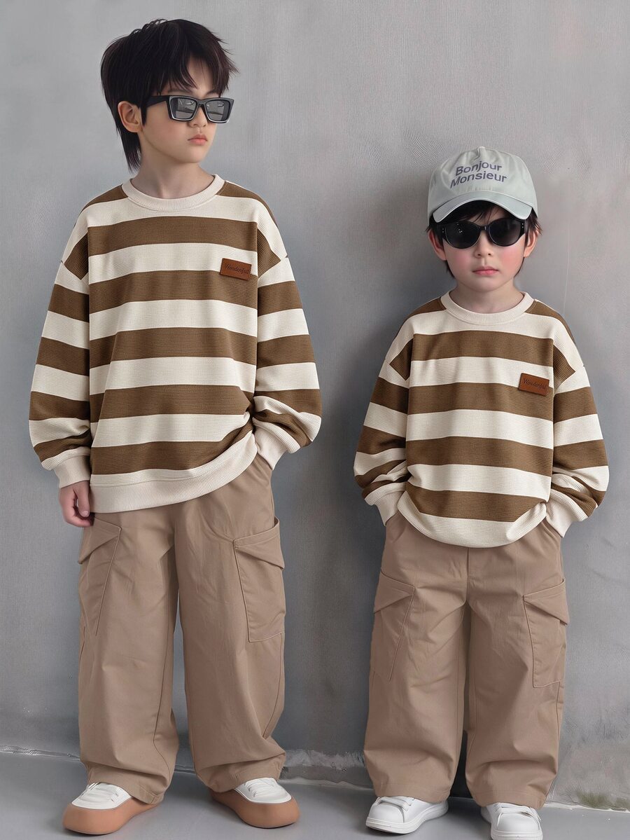 SHEIN Little Byeori 2件組男童休閒百搭寬鬆圓領條紋衛衣與卡其色工裝褲套裝,適合秋冬、學校、家庭聚會、度假、派對,男孩套裝 - 彩色 - 查看 1