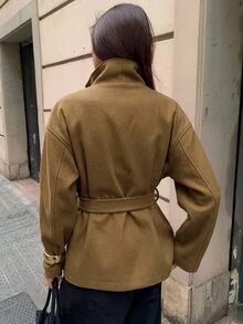 Aloruh 女款極簡通勤百搭梅紫色繫帶立領 2-in-1 收腰長袖短款大衣 - 駝色 - 查看 2