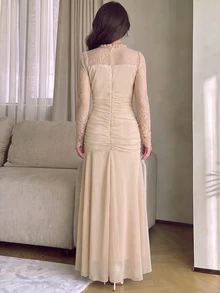 Modelyn 高領透視花卉蕾絲長袖洋裝，前綁帶蝴蝶結抓皺腰線，飄逸米色秋季浪漫優雅派對晚宴婚禮禮服 - 杏色 - 查看 2