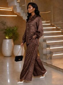 SHEIN Lady طقم نسائي من قطعتين: ملابس علوية بأزرار بطبعة نمر وبنطلون طويل بجيوب - متعدد الألوان - مشاهدة 3