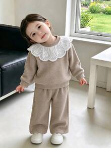 SHEIN Playful Pals 女嬰秋冬淺卡其色針織套裝，白色蕾絲大領長袖上衣搭配同色長褲，柔軟親膚面料，適合室內/戶外日常穿著、週末出遊等 - 杏色 - 查看 1