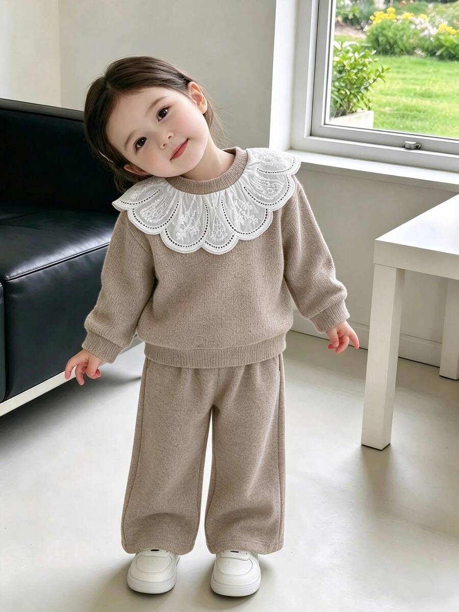 SHEIN Playful Pals 女嬰秋冬淺卡其色針織套裝，白色蕾絲大領長袖上衣搭配同色長褲，柔軟親膚面料，適合室內/戶外日常穿著、週末出遊等 - 杏色 - 查看 1