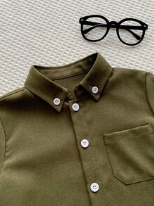 SHEIN 男童橄欖綠工裝襯衫，時尚開襟多功能實用上衣，長袖休閒全開扣單口袋襯衫，輕量純色短袖領襯衫，時尚夏季日常穿搭，春秋男童服飾，適合生日派對、旅行、聚會 - 橄欖綠 - 查看 5