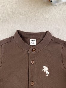 3件組男嬰紳士風刺繡鈕扣襯衫，小立領，條紋披肩與直筒長褲套裝，適合冬季 - 棕色 - 查看 7