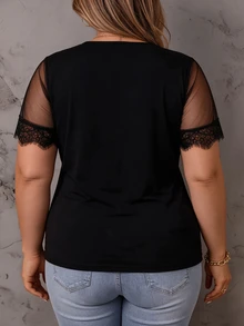 SHEIN CURVE+ تي شيرت مقاس كبير بياقة على شكل حرف V مع لوحة شبكية، حافة دانتيل رموش، أكمام قصيرة، تصميم قطعتين وهمي، للنساء الناضجات - الأسود - مشاهدة 2