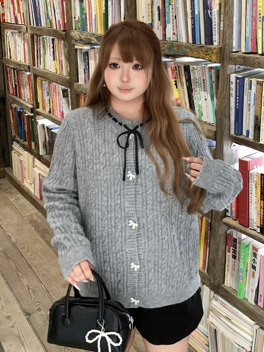 Bijouette 大尺碼灰色開襟針織衫長袖毛衣,蝴蝶結領口設計,完美遮肚與臀部,修飾梨形與蘋果型身材,全尺碼友善,不緊身,日系溫柔風,適合通勤、約會、旅行與休閒 - 灰色 - 查看 1
