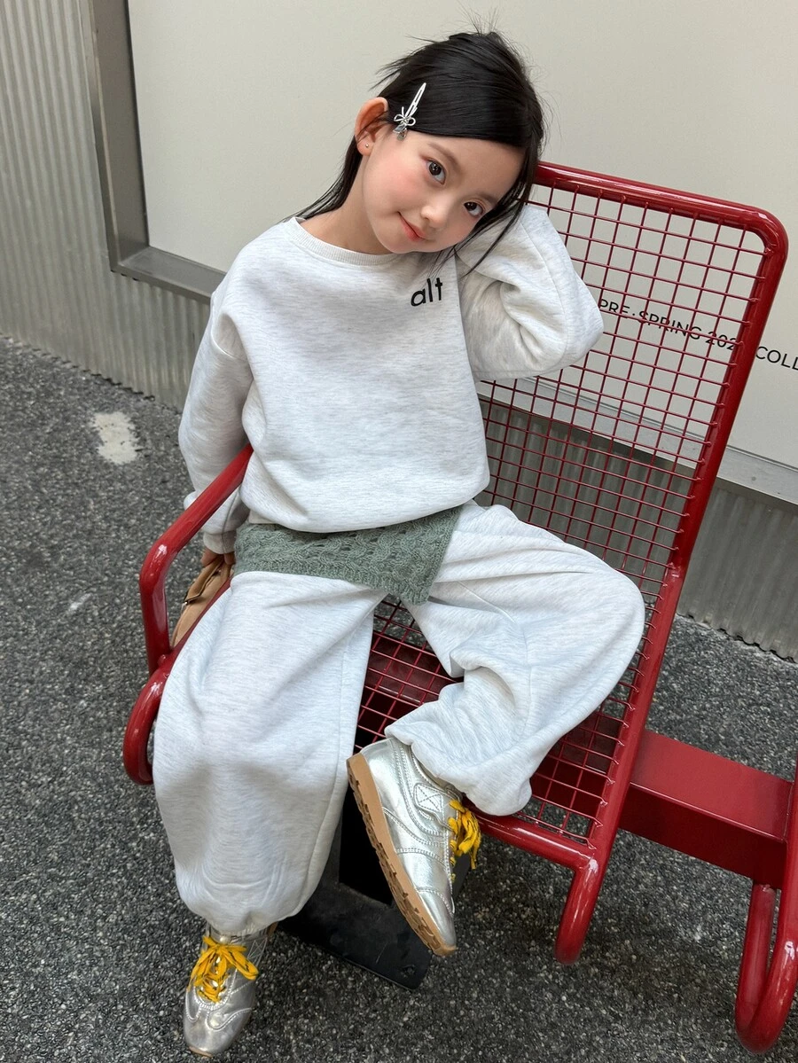 Dazy Kids طقم سويت شيرت هودي بأكمام طويلة مطبوع عليه حروف وبنطلون بجيوب للفتيات المراهقات - رمادي - مشاهدة 1