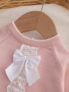 SHEIN 新生兒嬰兒針織套頭圓領長袖毛衣連身衣，附厚蕾絲飾邊、拼色蝴蝶結，搭配細針織連腳褲與針織帽，舒適秋冬穿著，3件套，優雅甜美，適合日常穿著 - 淺粉色 - 查看 4