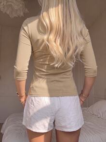 SHEIN EZwear 休閒極簡風女款卡其色圓領中袖修身短版側開衩T恤，百搭，適合秋季，Y2K風格 - 卡其色 - 查看 2