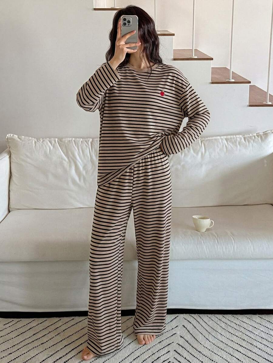 DAZY 春季條紋可愛蘋果圖案裝飾寬鬆女款兩件式睡衣套裝 - 摩卡棕 - 查看 1