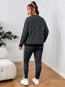 SHEIN EZwear طقم قطعتين مقاس كبير: سويت شيرت بأكمام طويلة بطبعة نمر وبنطلون مخطط بتصميم كتل لونية - بني مخاوي - مشاهدة 2