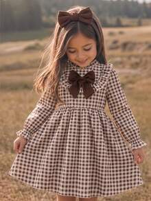 SHEIN Vintaside Kids 女童棕色格紋長袖洋裝，荷葉領搭配大蝴蝶結裝飾，休閒A字版型秋季洋裝 - 咖啡棕 - 查看 3