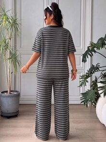 SHEIN EZwear 大尺碼女款休閒端莊度假早午餐辦公室對比條紋印花寬鬆版型T恤與長褲兩件套 春/夏 棕色 - 黑色 - 查看 3