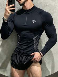 GymBeat تي شيرت رياضي رجالي بطبعة هندسية وأكمام راجلان طويلة وسحاب نصف - الأسود - مشاهدة 3