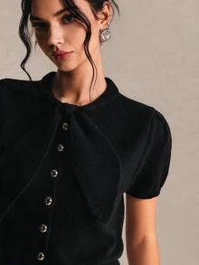 Poéselle 女款綁帶領短花瓣袖單排扣休閒法式優雅針織上衣，適合辦公室、早午餐、茶會穿搭，職場上衣 - 黑色 - 查看 4