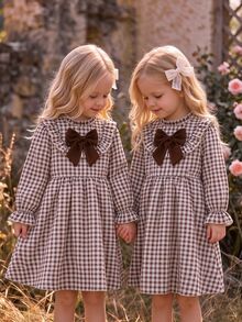 SHEIN Vintaside Kids 女童棕色格紋長袖洋裝，荷葉領搭配大蝴蝶結裝飾，休閒A字版型秋季洋裝 - 咖啡棕 - 查看 13