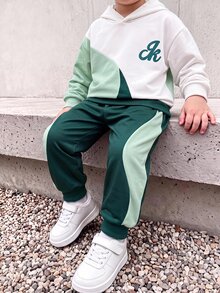 SHEIN 大童男孩字母圖案拼色秋季連帽衛衣與運動長褲套裝 - 卡其色 - 查看 1